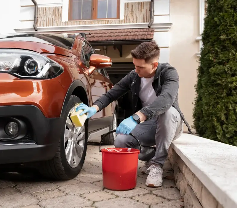 Lavage auto à domicile Ploemel : professionnel intervenant sur un véhicule